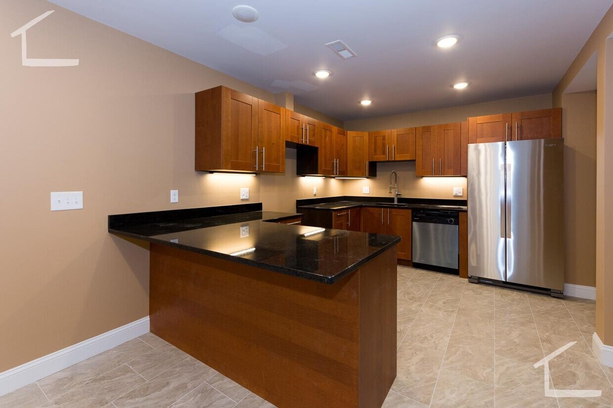 Foto principal - 9/1 Renovated two-level 5BR/2BA near Longw...