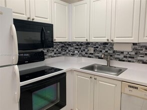 Building Photo - 9360 Fontainebleau Blvd