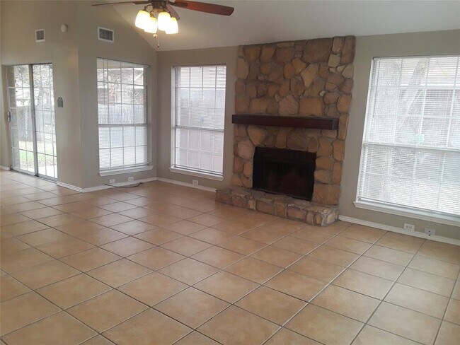 Foto del edificio - 808 Shady Brook Ln