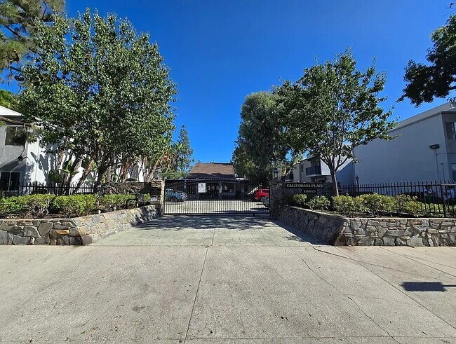 Foto del edificio - "Charming 2-Bed, 2-Bath Gem in Tarzana - Cozy 830 Sq Ft Retreat!"