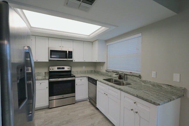 Building Photo - LOOK. Available now! 3bed,2bath, 2car Pine...