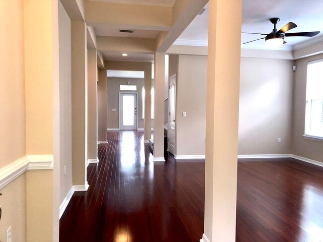 Foto del edificio - MOVE IN JUNE! NEWER CARPET & INTERIOR PAINT! Elegant 2 story home with water view! 4bd/2.5ba with...