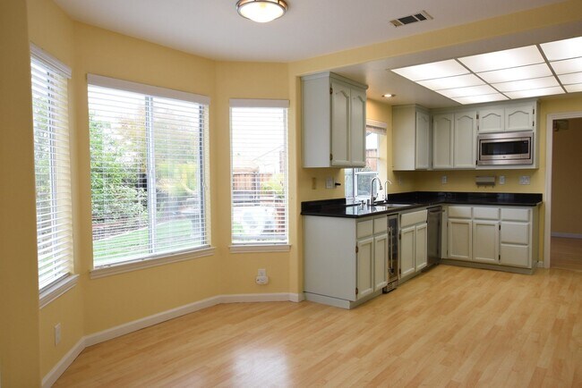Foto del edificio - Beautiful 4 Bedroom 3 Bath Evergreen Home with Stunning Spacious Backyard!