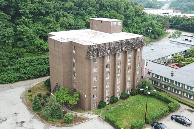 Building Photo - Della Plaza