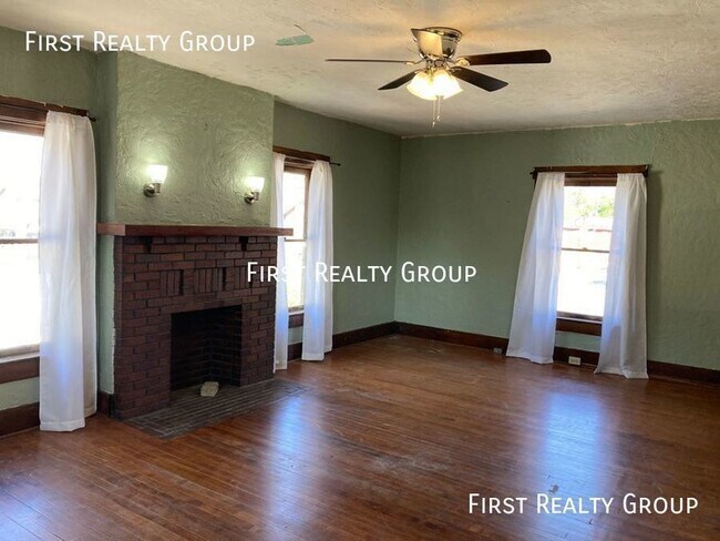 Building Photo - 1 Bedroom Upstairs Apartment, Move in Ready!
