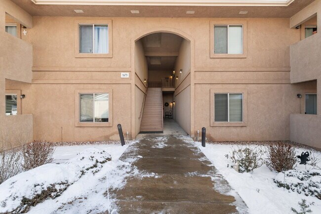 Foto del edificio - Westside 2-Bed Condo with Mountain Views a...