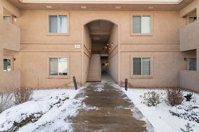Building Photo - Westside 2-Bed Condo with Mountain Views a...