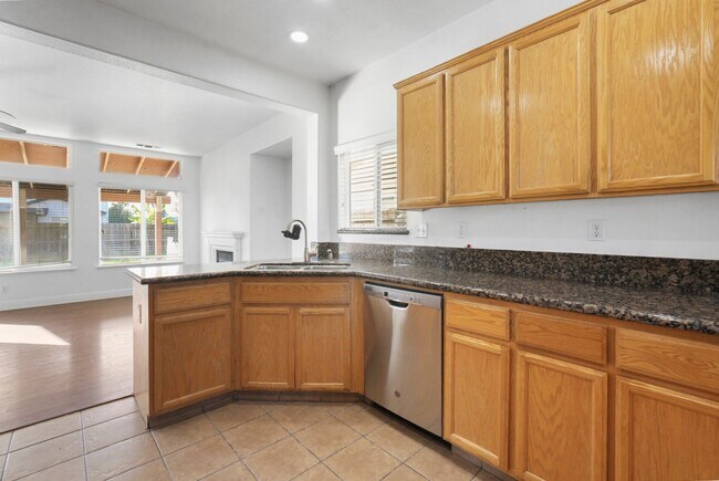 Building Photo - Beautiful 4 Bedroom 3 Bath home in Riverbank