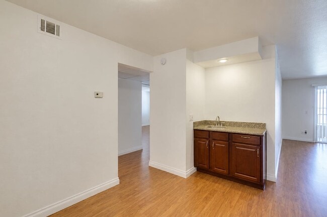 Foto del edificio - Beautiful 2-Bed, 2-Bath 2nd-Floor Condo Near The Lakes!