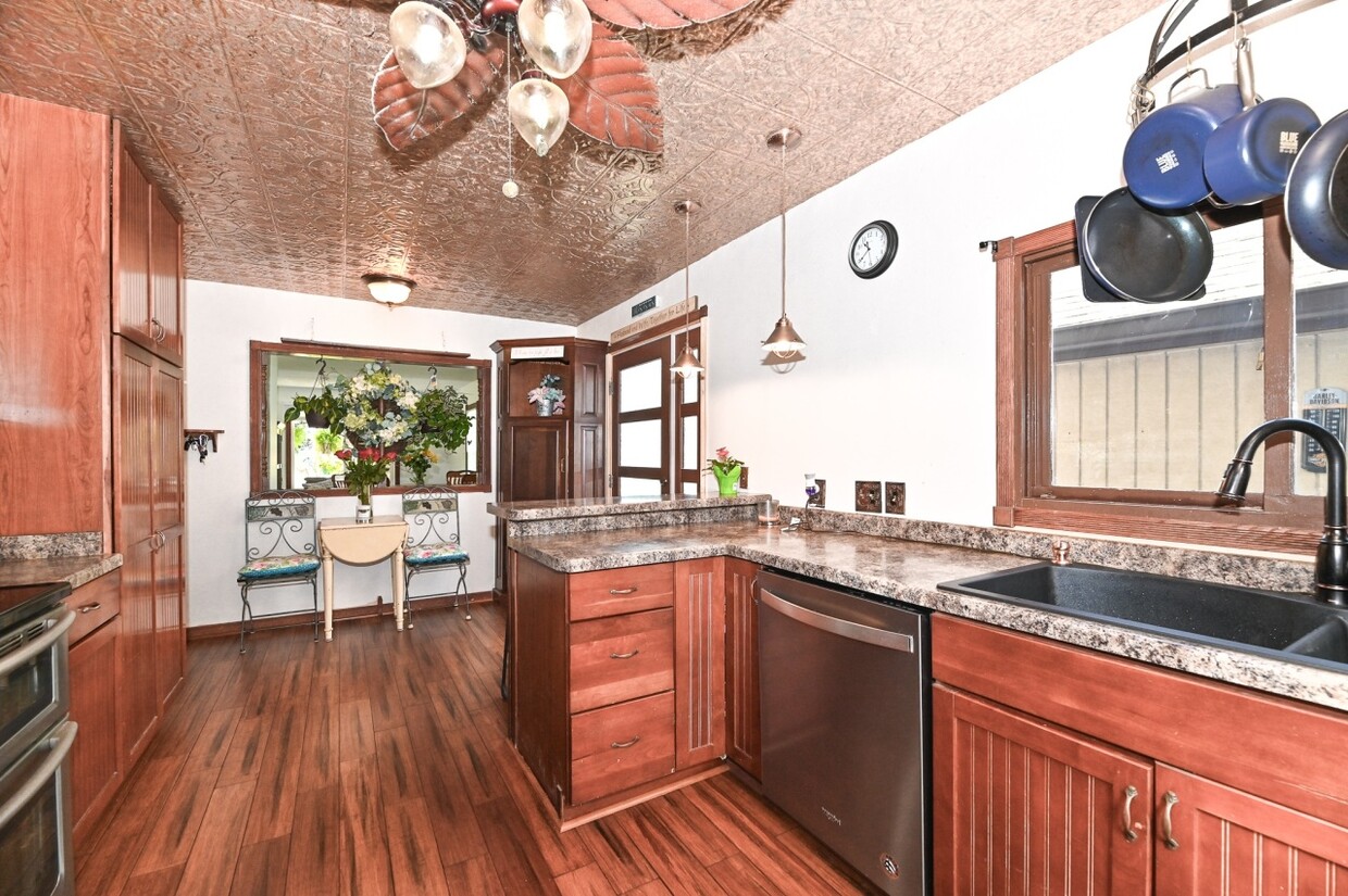 Primary Photo - 11032 W Wells St