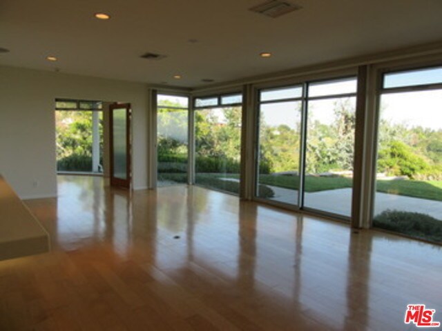 Foto del edificio - 1210 N Kenter Ave