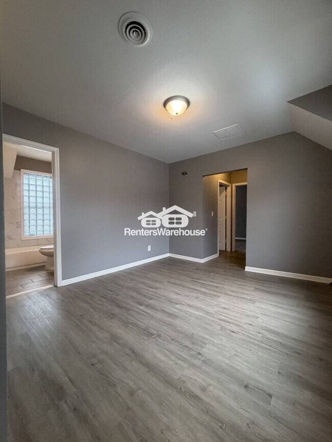 Building Photo - Available Now 5 bedroom 2 bath Duplex in Minneapolis