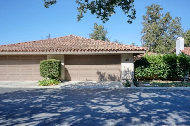 Foto del edificio - 667 Arroyo Oaks Dr