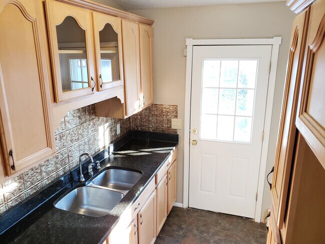 Building Photo - Modern Comfort 4-Bedroom Split-Level with ...