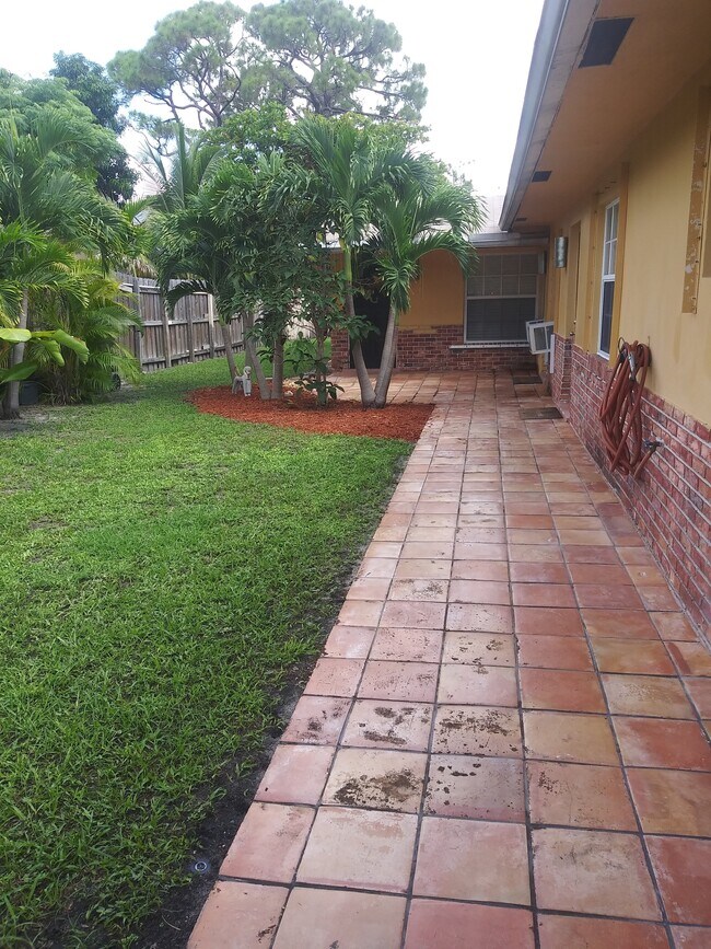 Foto del edificio - 697 NE 36th St
