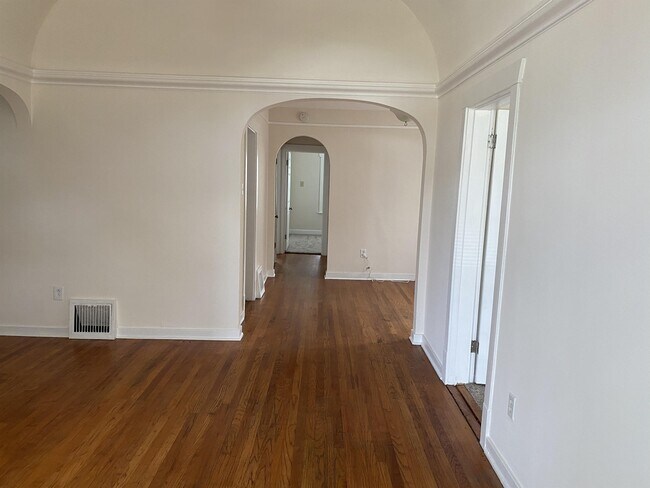 Building Photo - 337 Roosevelt St