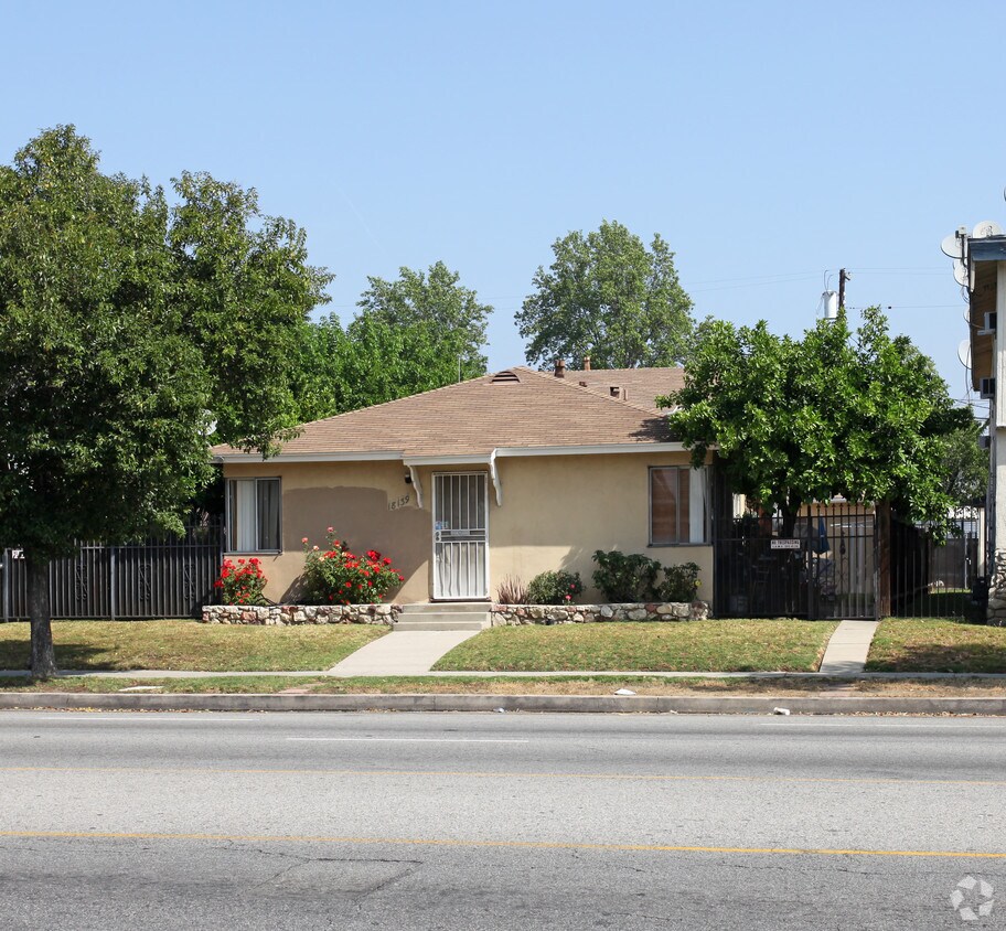 Foto principal - 18139 Roscoe Blvd