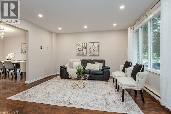 Building Photo - 185 Cedarvale Crescent