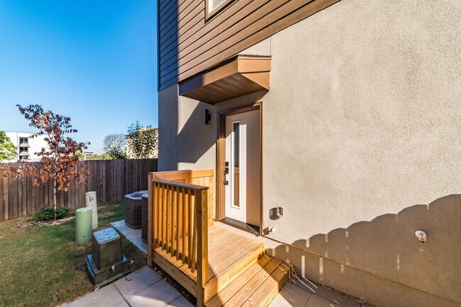 Foto del edificio - LUXURY ALAMO HEIGHTS TOWNHOME