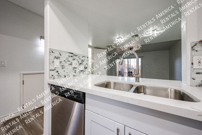 Building Photo - 1601 W Sunnyside Dr