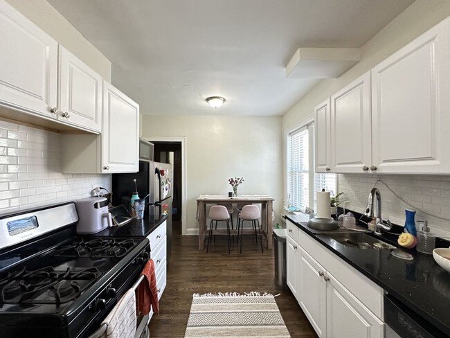 Building Photo - 3819.5 N Greenview Ave