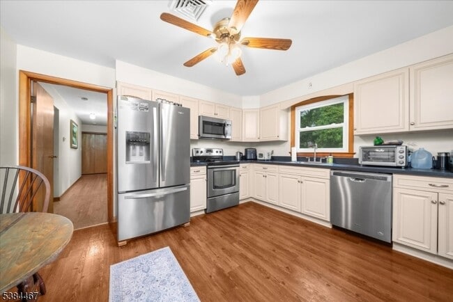 Building Photo - 154 Old Croton Rd