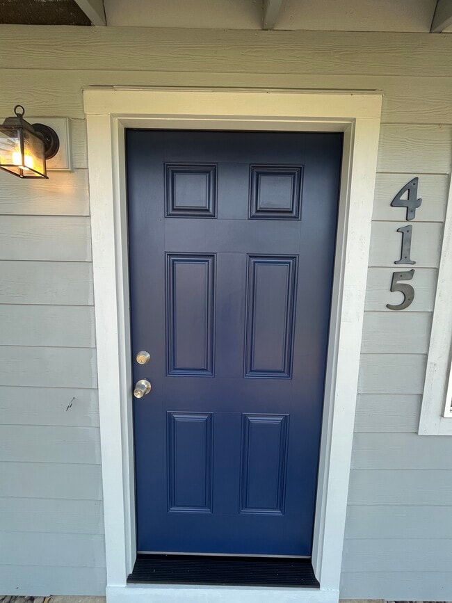 Building Photo - 415 SE Lacreole Dr