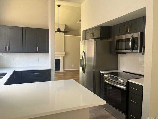 Foto del edificio - Remodeled 4 Bedroom Home with 2 Car Garage in Northwest San Antonio