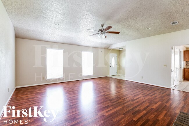 Building Photo - 21407 Highland Knolls Dr