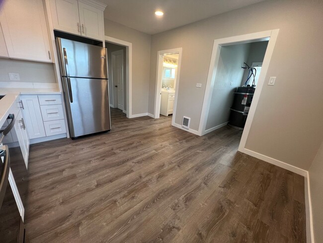 Building Photo - Beautiful Updated 2 Bedroom Rambler in Tac...