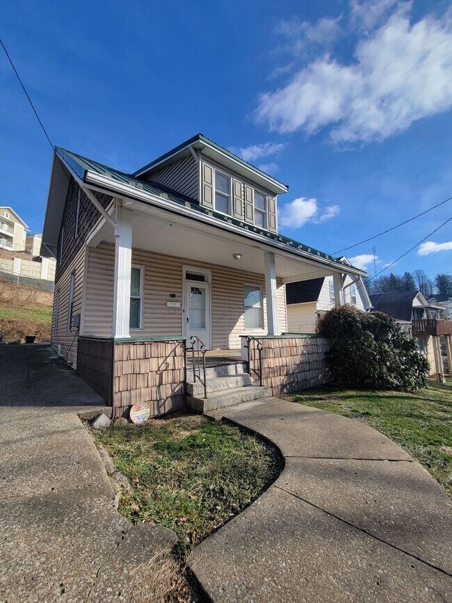 Building Photo - 2 Bedroom/1Bath House with Yard Located In...