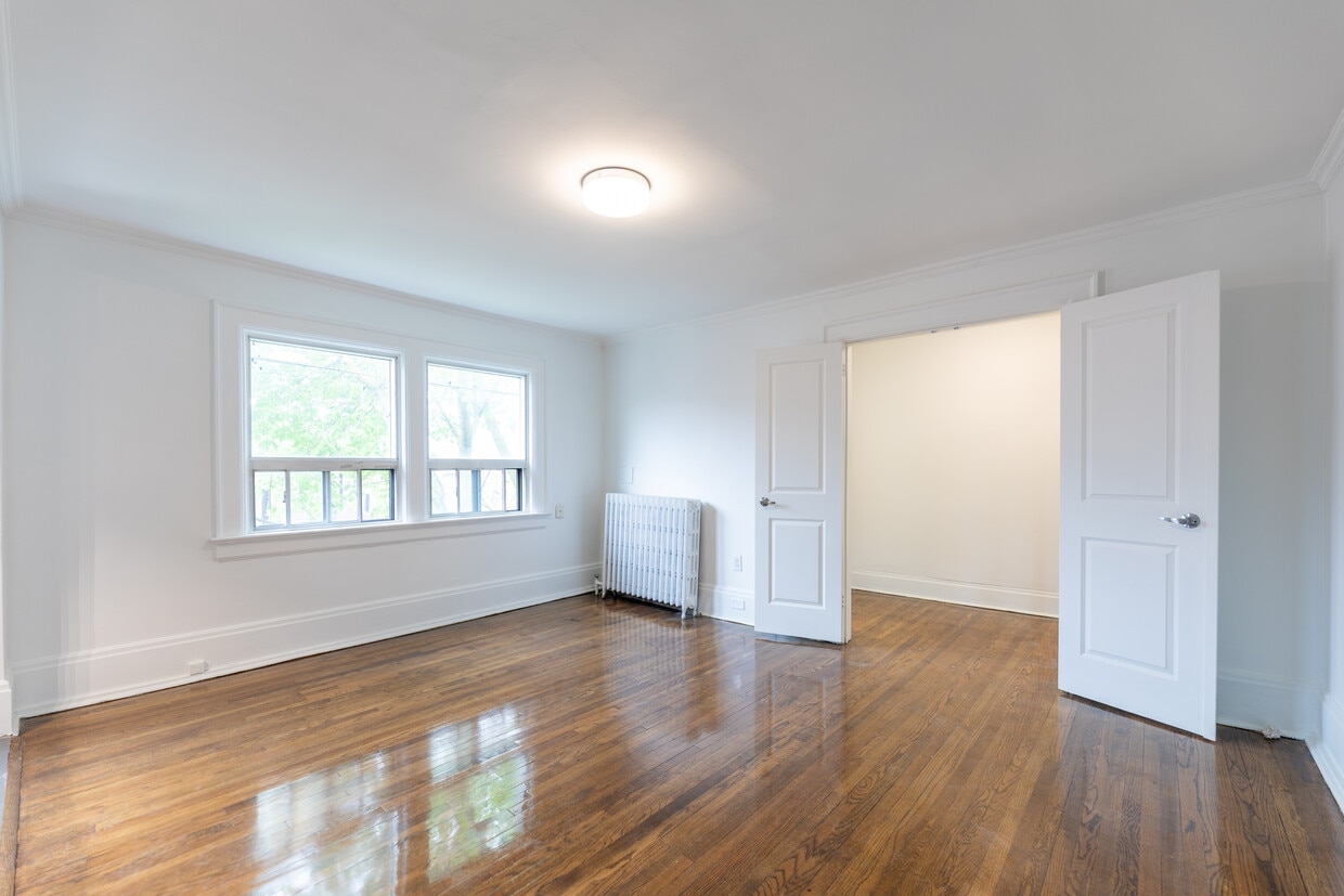 Photo - 320-342 Avenue Road Apartments