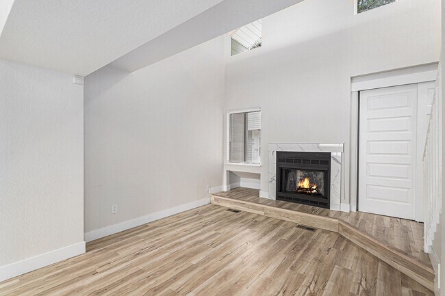 Foto del edificio - Spacious 1 Bed 1 Bath LOFT in the heart of Aurora Hills!