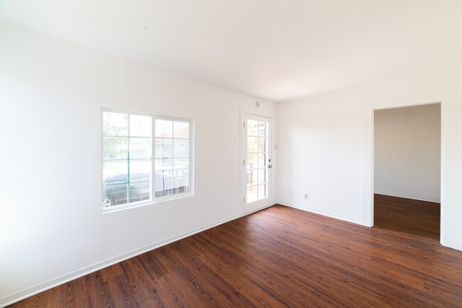 Building Photo - 2325 W 36th St