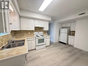 Building Photo - 2875 Lakewood Dr