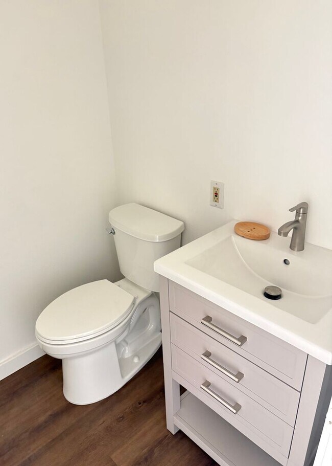 Foto del edificio - Completely Renovated 2 Bed 1.5 Bath West Pearl Street Condo W/Hiking Trails In Your Backyard.