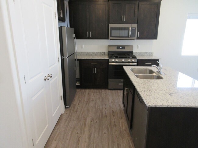 Foto del edificio - Brand New Construction!! 3 bedroom- 2 bath...