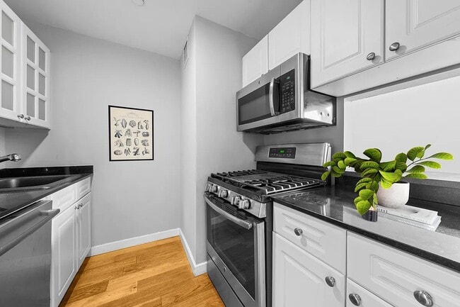 Building Photo - 3 Hanover Square