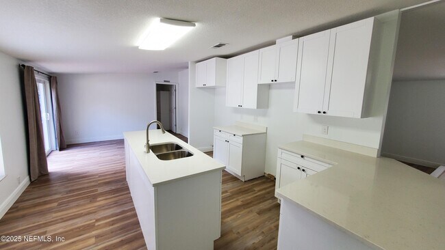 Foto del edificio - 1718 Wright Ave