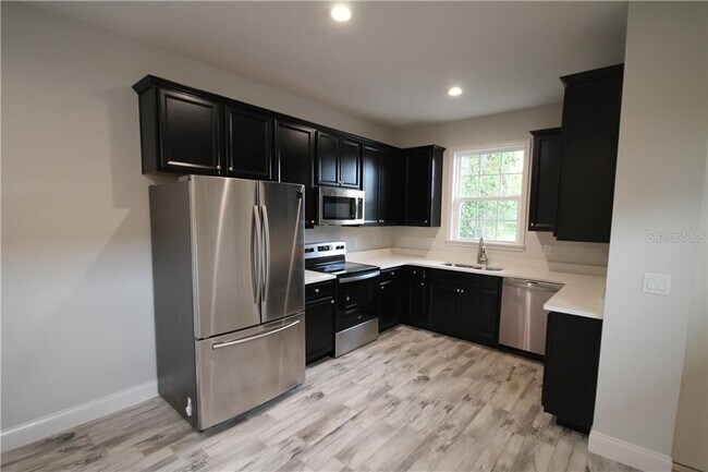 Building Photo - 722 E Broadway St