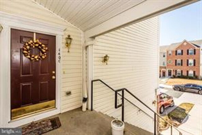 Foto del edificio - COMING SOON! June 1st - Beautiful Townhouse with 3rd Floor Master Suite!