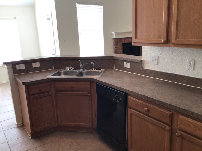 Building Photo - 1620 Northview Dr