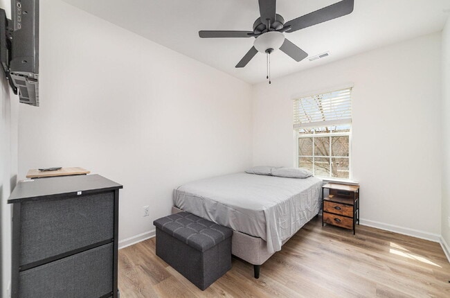 Building Photo - Comfortable & cozy Charlotte Townhouse 10 ...