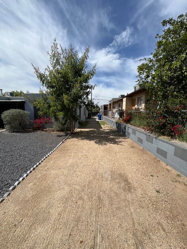 Building Photo - Cozy 1 bedroom with utilities included (fu...
