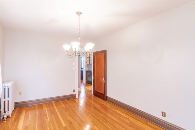 Foto del edificio - 4989 Tholozan Ave