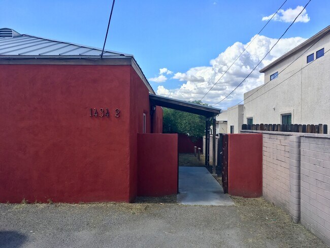 Foto del edificio - 1434 E Elm St
