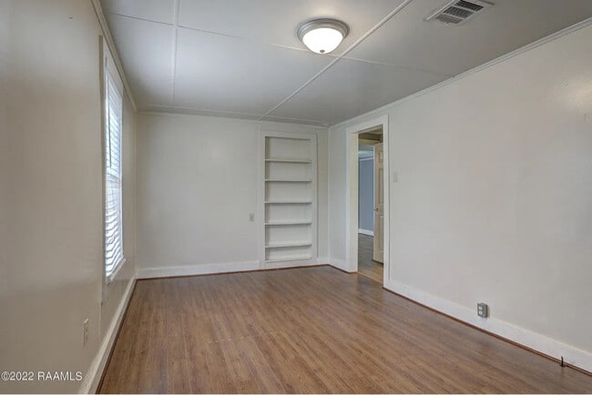 Building Photo - 412 St Charles St