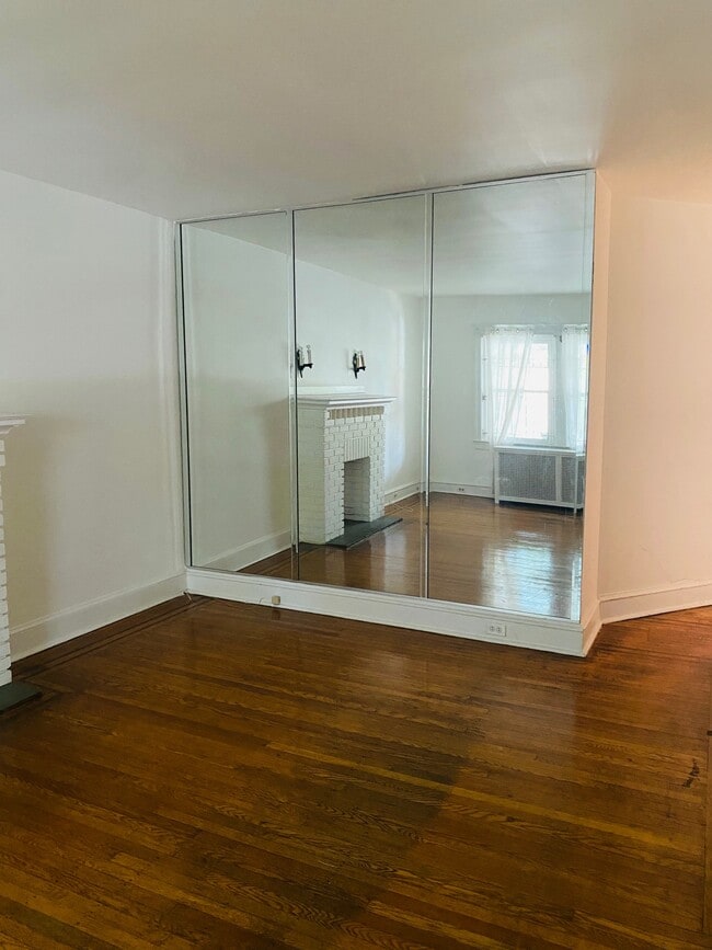 Building Photo - 882 Corinthian Ave