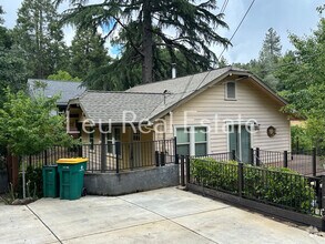 Building Photo - 920 Hillcrest St