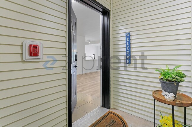 Building Photo - Unit A105